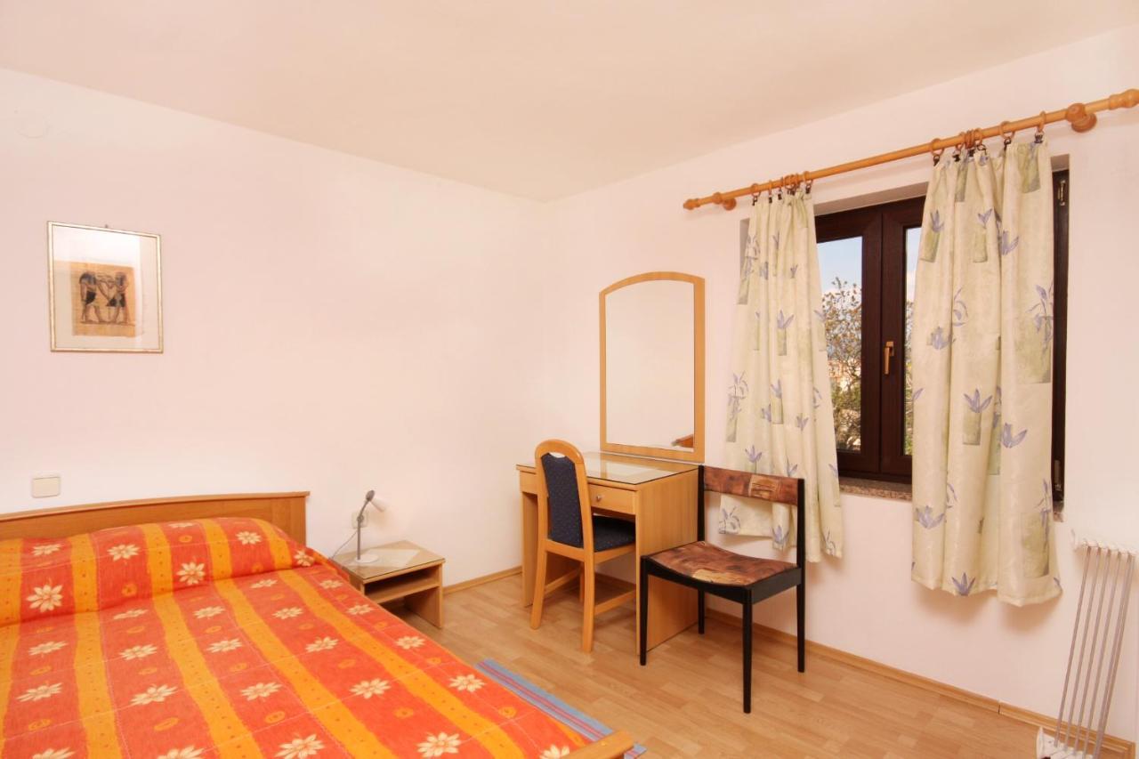 Apartments And Rooms With Parking Space Vrbnik, Krk - 5301 Экстерьер фото
