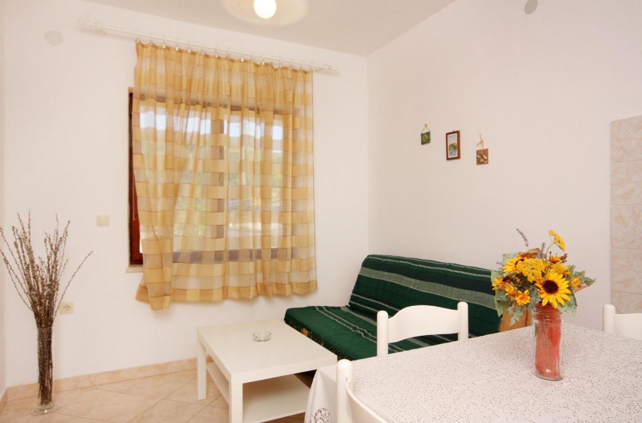 Apartments And Rooms With Parking Space Vrbnik, Krk - 5301 Экстерьер фото