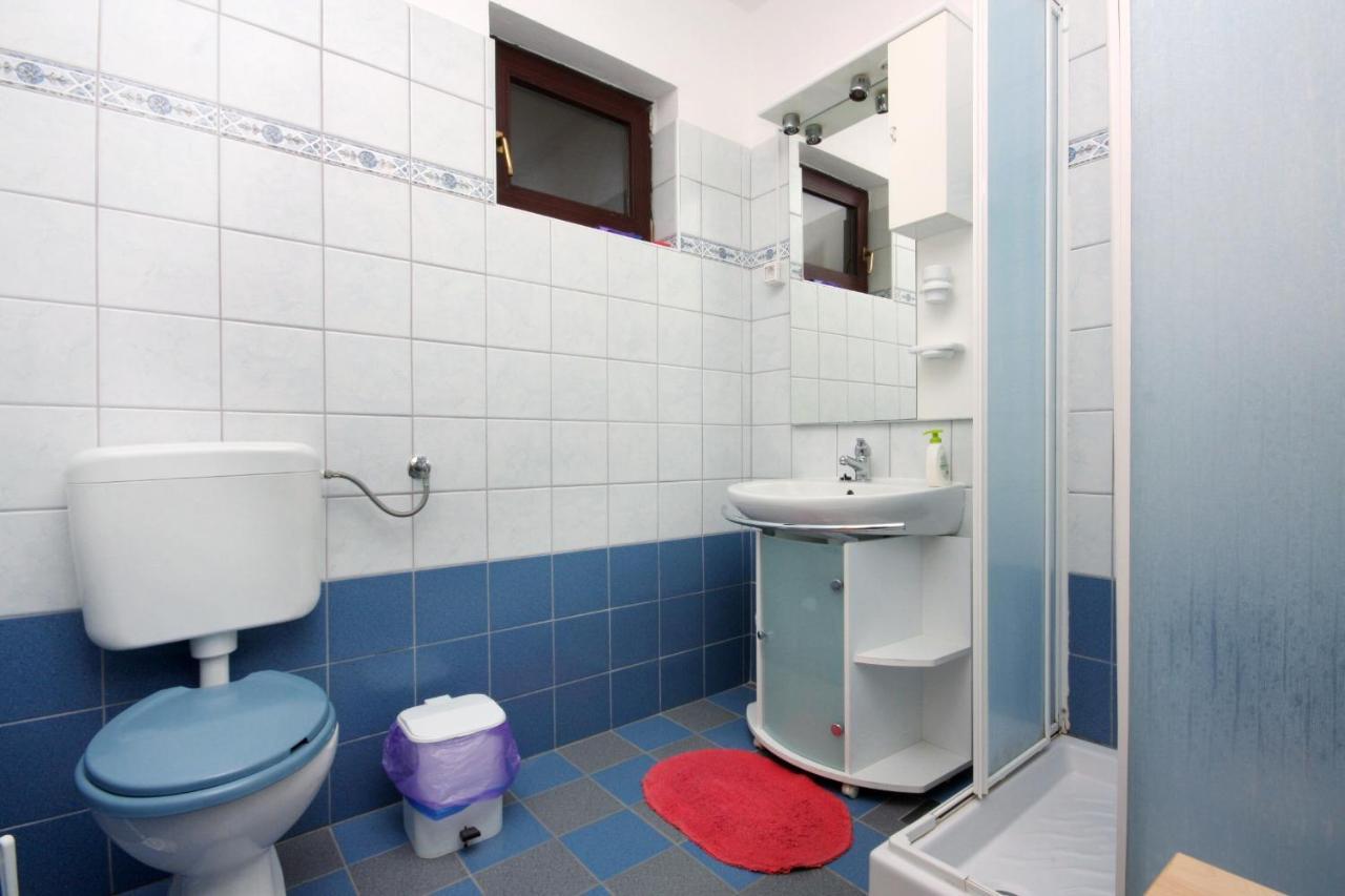Apartments And Rooms With Parking Space Vrbnik, Krk - 5301 Экстерьер фото