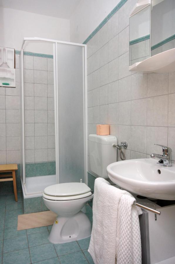 Apartments And Rooms With Parking Space Vrbnik, Krk - 5301 Экстерьер фото