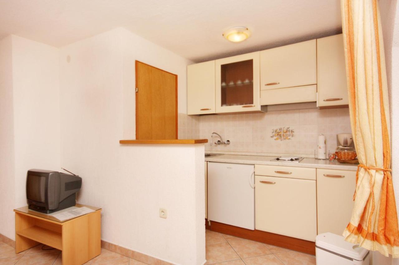 Apartments And Rooms With Parking Space Vrbnik, Krk - 5301 Экстерьер фото