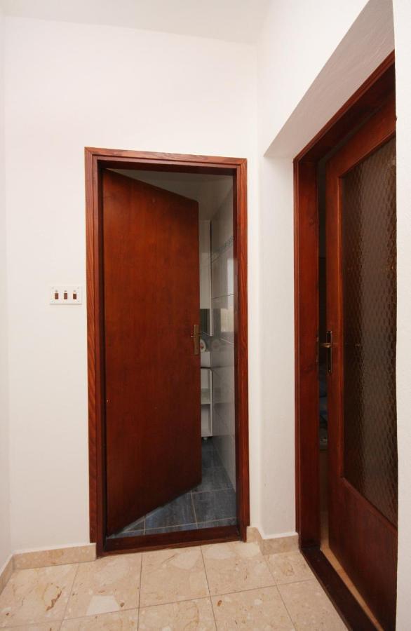 Apartments And Rooms With Parking Space Vrbnik, Krk - 5301 Экстерьер фото