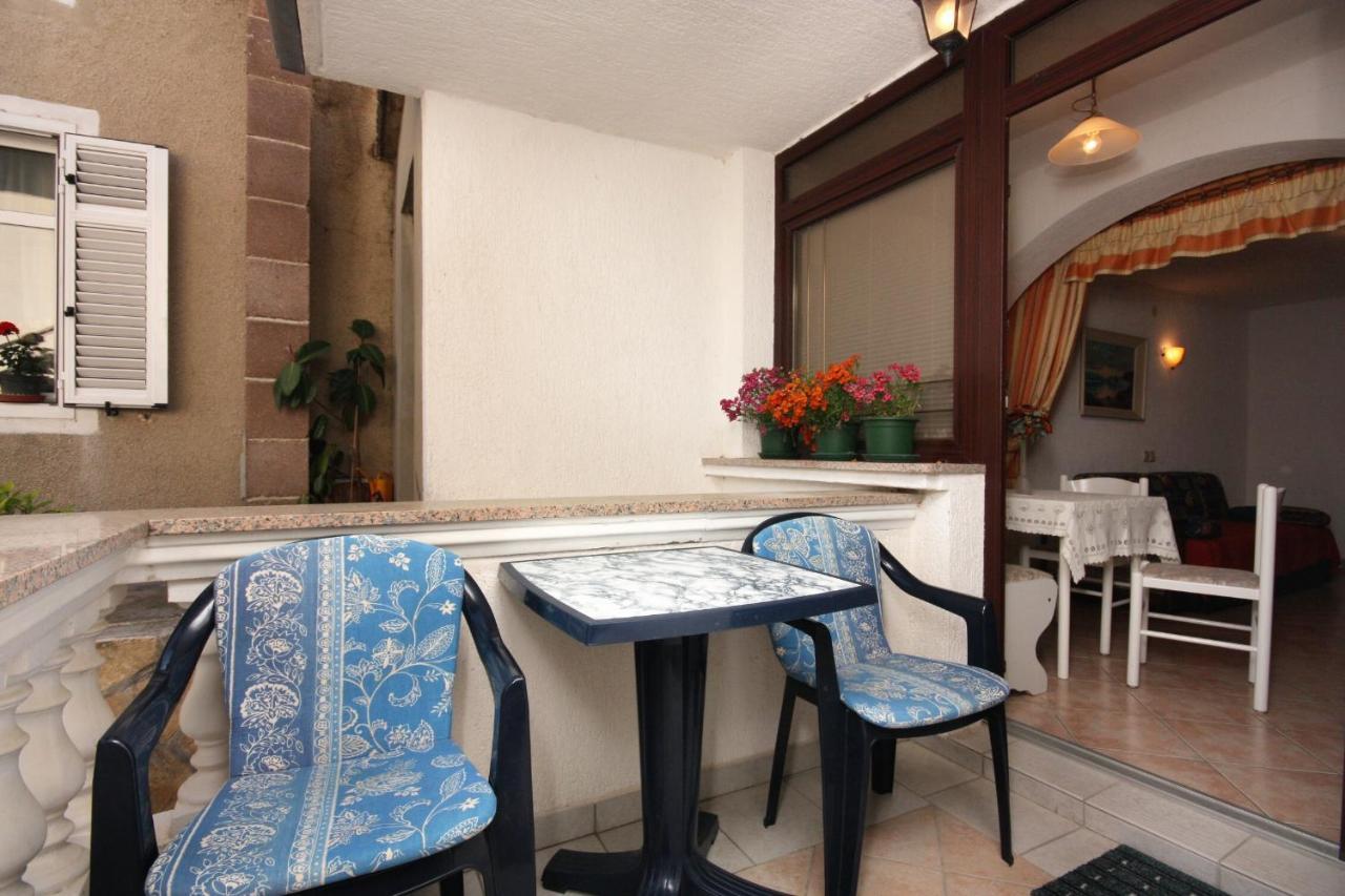 Apartments And Rooms With Parking Space Vrbnik, Krk - 5301 Экстерьер фото